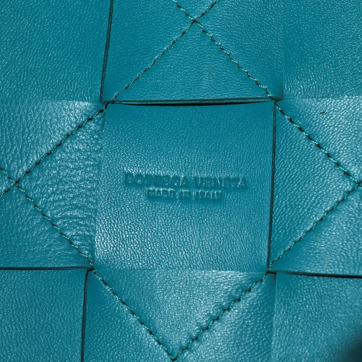 Large shiny blue 🔻Bottega veneta* new woven small bucket bag latest series # The square bag shape is matched with classic woven elements, drawstring design, minimalism, and has a very large capacity. Every color is beautiful, it is simple but has a cool style, both men and women can control it, and the upper body is fashionable and classy! Style number: 6612# Large size: 19cm
